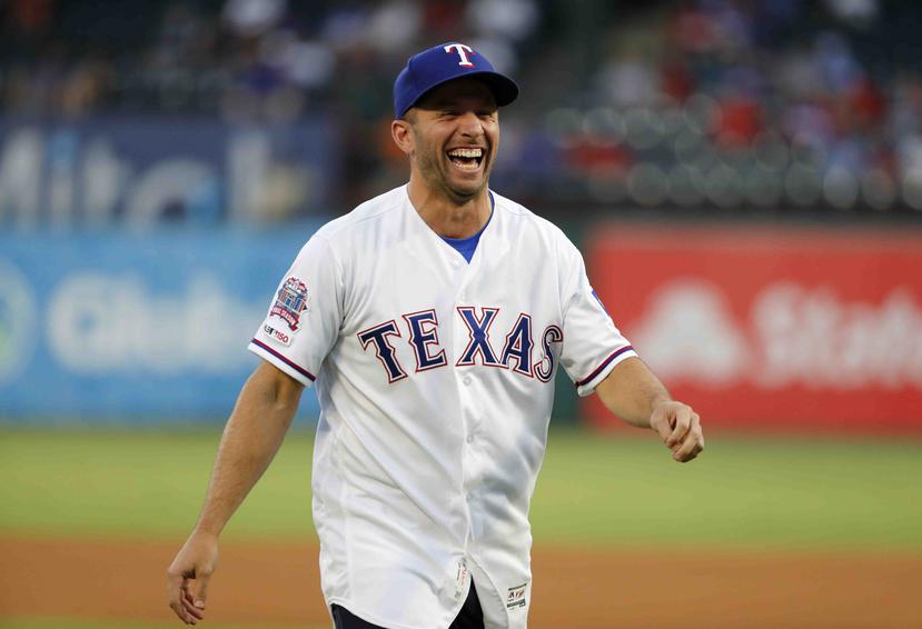 José Juan Barea es todo sonrisas luego de realizer el miércoles el lanzamiento de honor en Texas. (AP)
