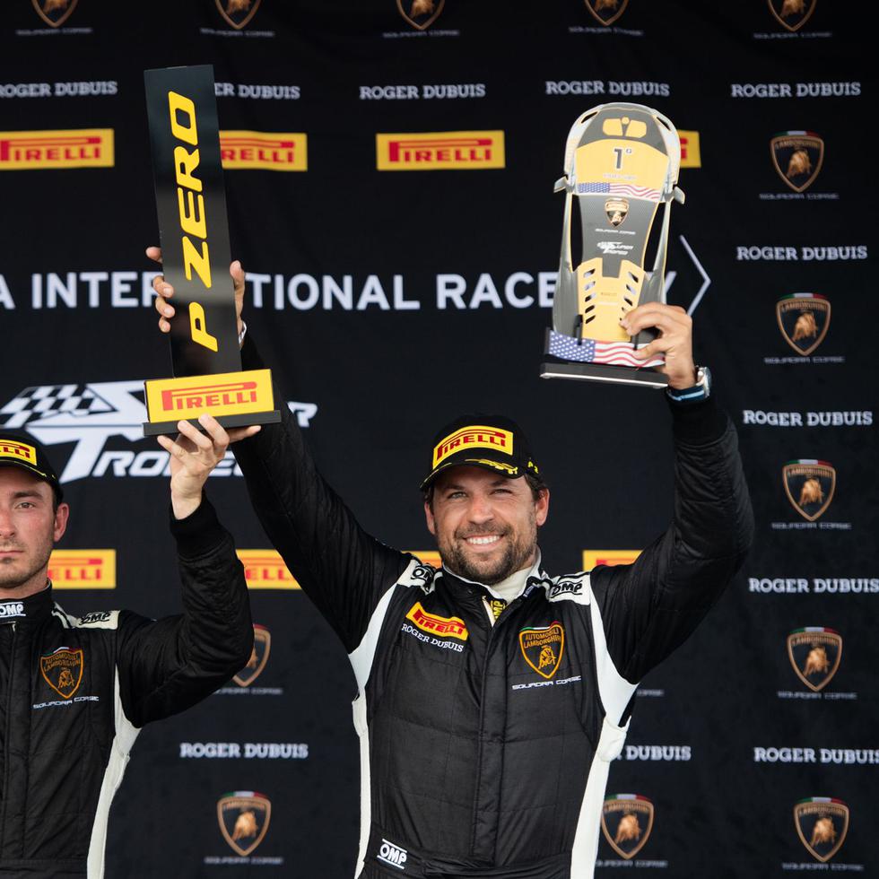 Bryan Ortiz (derecha), junto a su compañero de equipo, Brandon Gdovic, se convirtieron en los ganadores del Lamborghini Super Trofeo Norteamérica y el título mundial de la categoría Pro-Am.