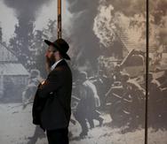 Un visitante recorre el museo conmemorativo del Holocausto Yad Vashem en Jerusalén.