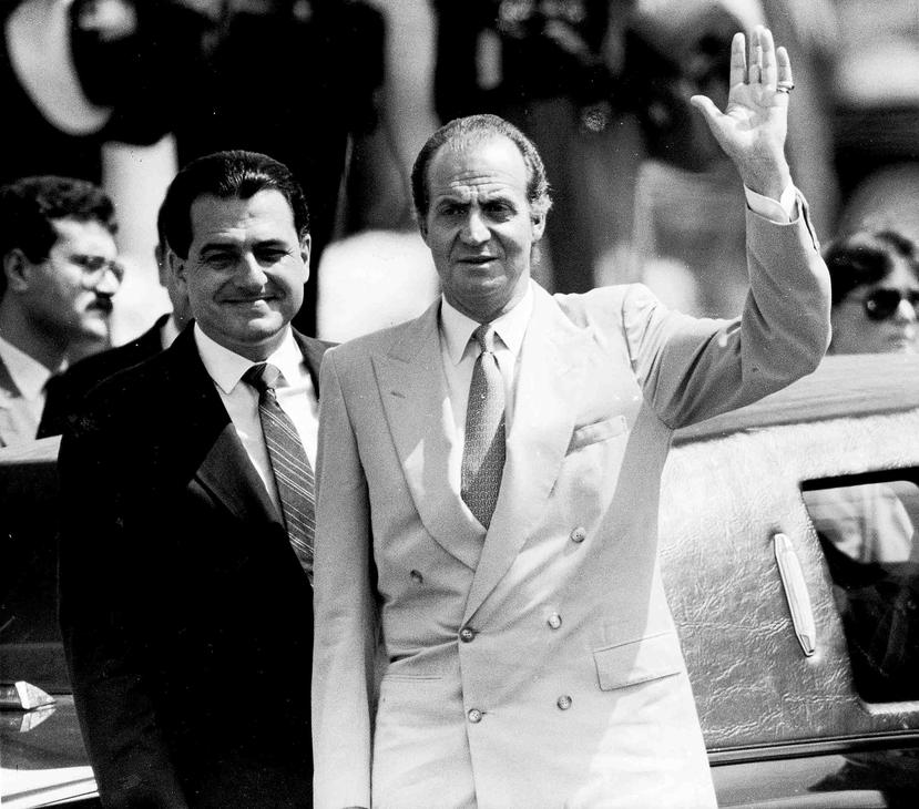 Imagen de 1987 del exgobernador Rafael Hernández Colón, izquierda, junto al Rey Juan Carlos. El líder político desarrolló una cercana relación con la monarquía española. (Archivo/AP)
