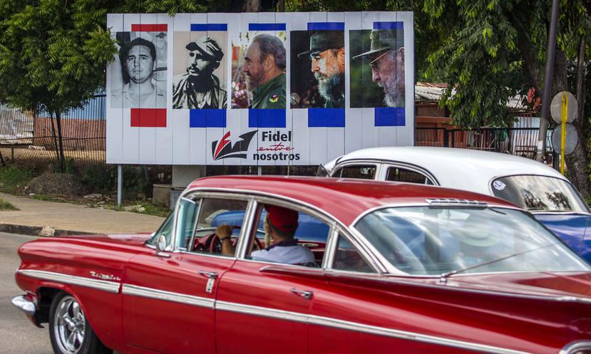 En todo Cuba hay carteles exaltando su figura, a pesar de que Fidel Castro siempre rechazó el culto a la personalidad.