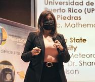 La meteoróloga Ada Monzón durante su presentación ante unos 200 estudiantes en Ponce.