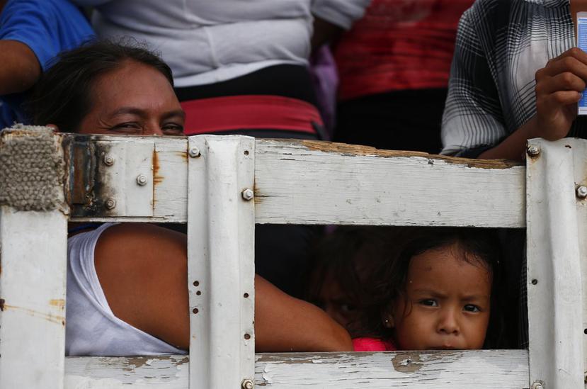 Migrantes viajan en la parte trasera de un camión en Juchitán, en el estado de Oaxaca, México. (AP)