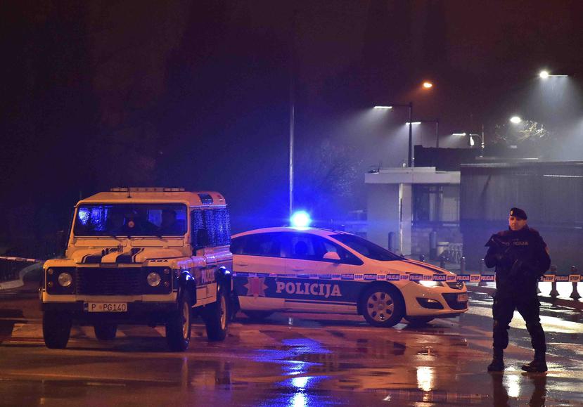La policía bloquea las inmediaciones de la embajada de Estados Unidos en la capital de Montenegro, Podgorica. (AP)
