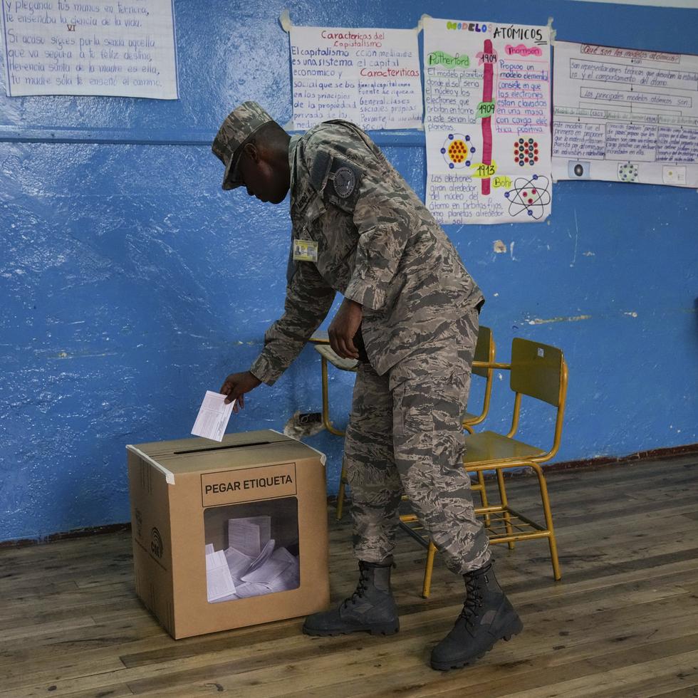 Un soldado de la Fuerza Aérea vota en un referéndum propuesto por el presidente Daniel Noboa para respaldar nuevas medidas de seguridad destinadas a combatir las bandas criminales que alimentan la escalada de violencia en Quito, Ecuador, el domingo 21 de abril de 2024.