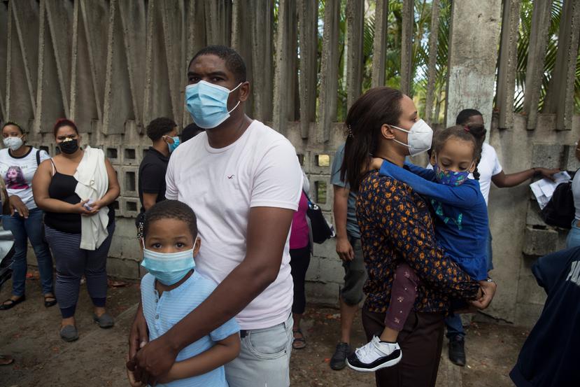 Cientos de personas acuden a realizarse la prueba molecular de COVID-19 en un consultorio móvil del ministerio de Salud Pública en Santo Domingo.