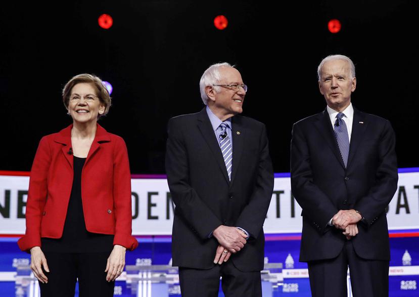 Elizabeth Warren (a la izquierda) se abstuvo de respaldar de inmediato a Joe Biden (derecha) o su compañero progresista Bernie Sanders (centro) cuando salió de la contienda por la candidatura a la presidencia por el Partido Demócrata (AP).