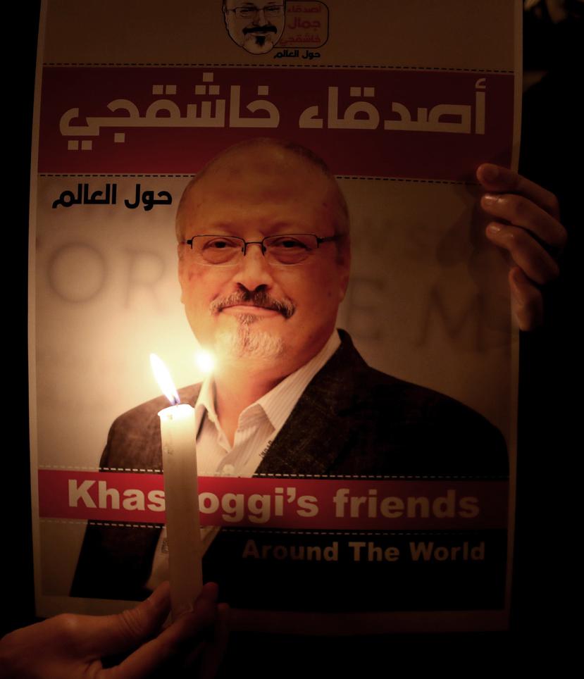 Personas muestran imágenes de Jamal Khashoggi durante una manifestación frente al consulado de Arabia Saudí en Estambul, Turquía. (EFE)