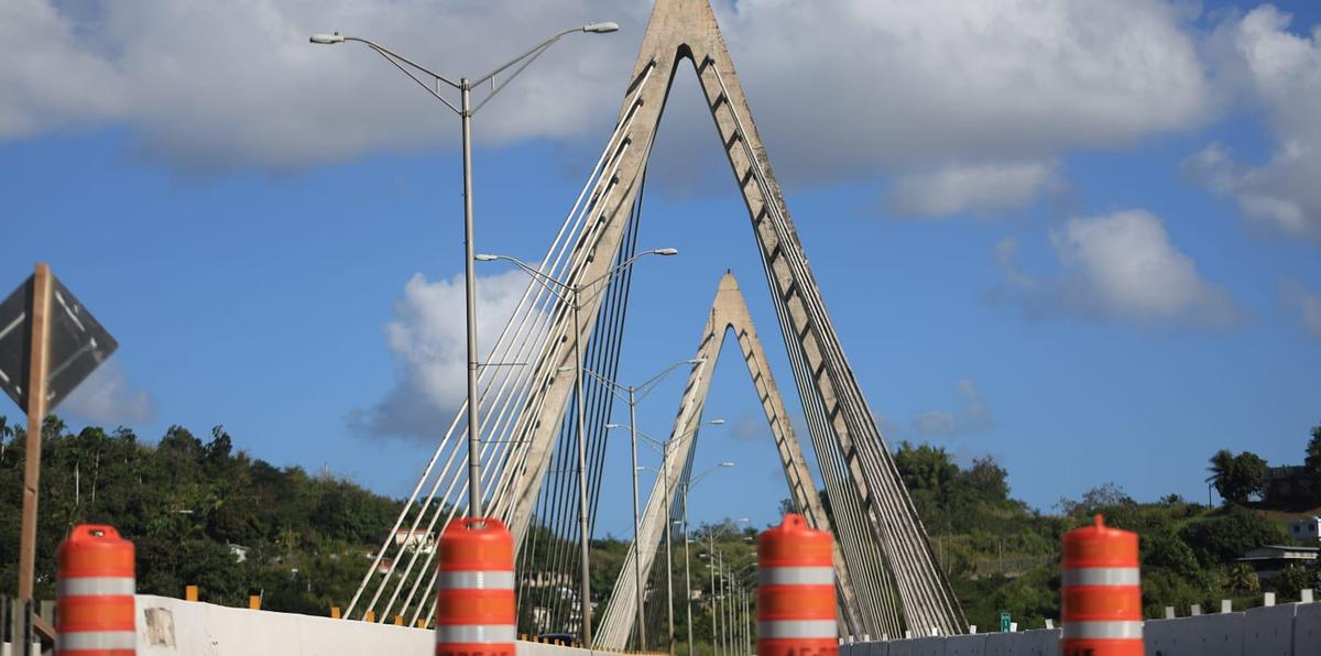 Después de que fuera inaugurado en noviembre de 2008, el Puente Atirantado en Naranjito fue cerrado para corregir las fallas estructurales que han sido detectadas a lo largo de los años. Desde el 2014 dos de sus carriles han estado cerrados.