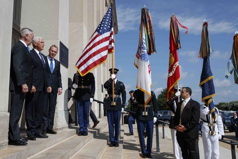 El vicepresidente de Estados Unidos Mike Pence (al centro del escalón superior) es acompañado por el subsecretario de la Defensa Pat Shanahan (derecha) y el secretario de la Defensa Jim Mattis. (AP)