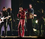 Juanes junto a Rauw Alejandro en los Latin Grammy 2023.