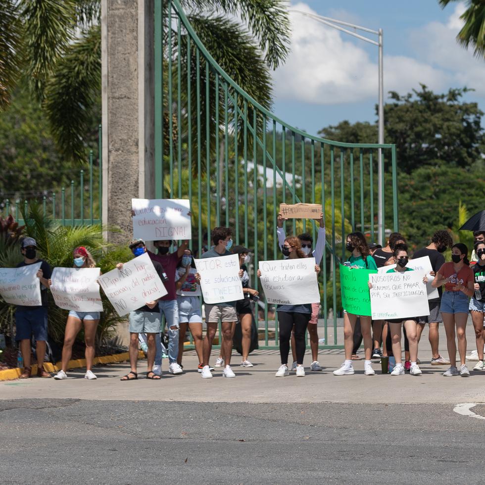 Los estudiantes del Recinto Universitario de Mayagüez fueron los primeros del sistema universitario en decretar una huelga indefinida, el 26 de octubre.
