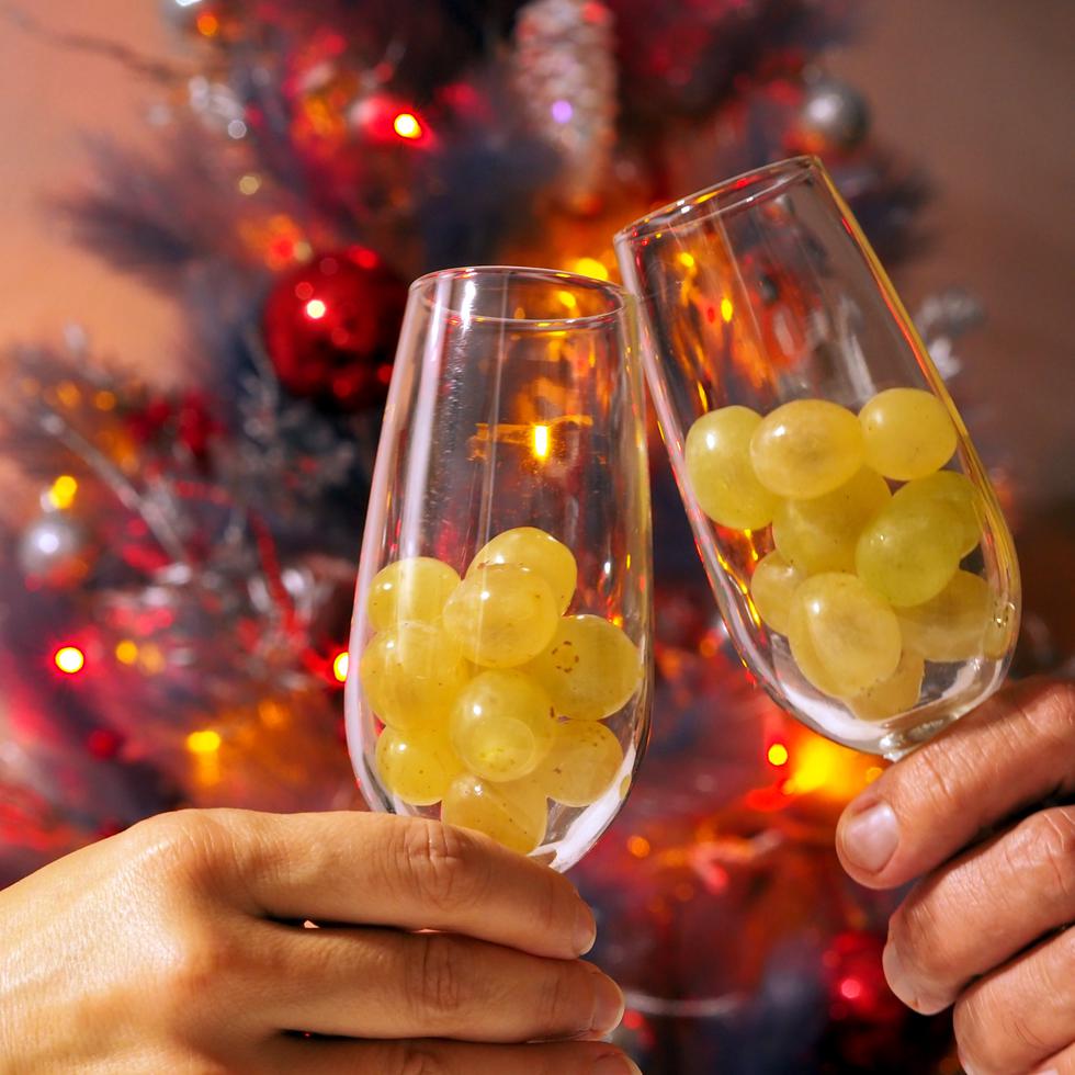 Ingerir doce uvas a las doce de la medianoche para despedir el año, es parte de las tradiciones en España.