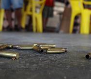 Varios casquillos de bala en la escena de un crimen.