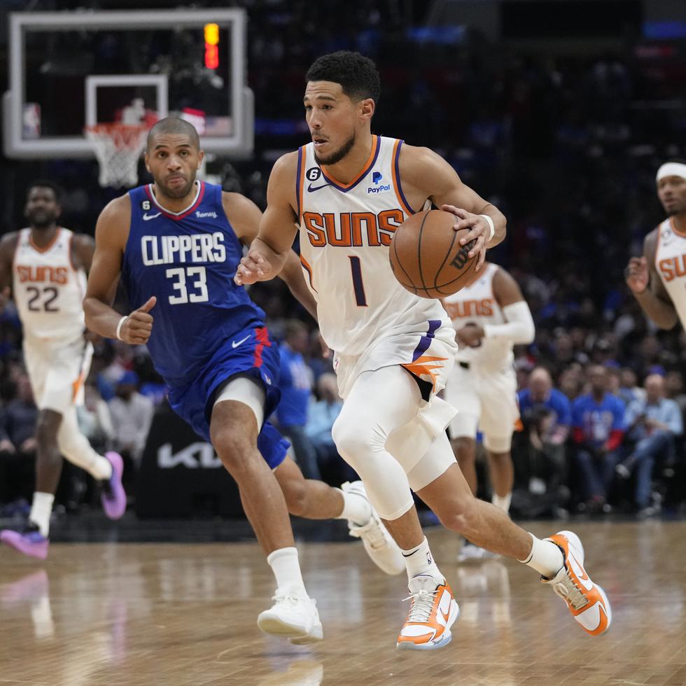 Devin Booker (1), de los Suns de Phoenix, controla el balón en la segunda mitad del tercer juego contra los Clippers de Los Ángeles, en la primera ronda de su serie de postemporada en la NBA, en Los Ángeles.
