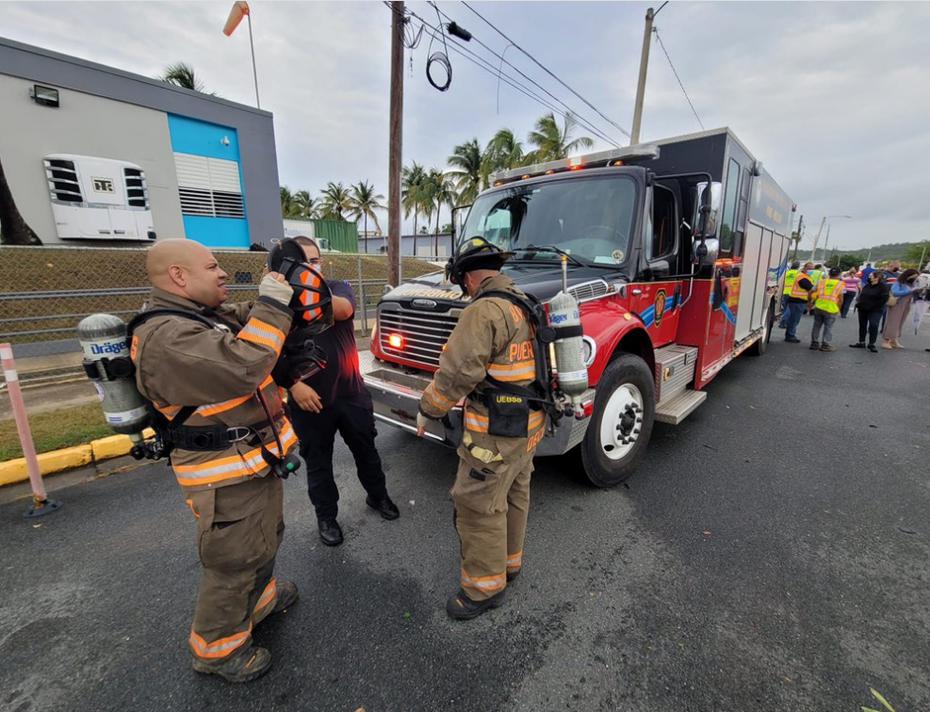 Bomberos acudieron desalojar una fábrica en Arecibo tras reportarse un fuerte olor a gas.