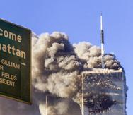 Imagen de archivo muestra a las Torres Gemelas de Nueva York en llamas tras un atentado terrorista.