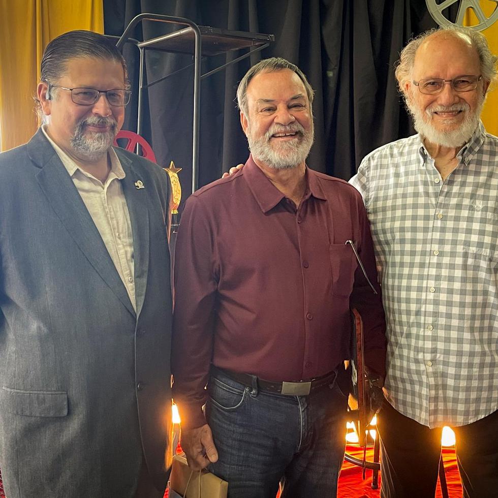 El Dr. Miguel Vélez Rubio, rector de la UPR de Bayamón, junto al productor Pedro Muñiz y el cineasta Jacobo Morales.