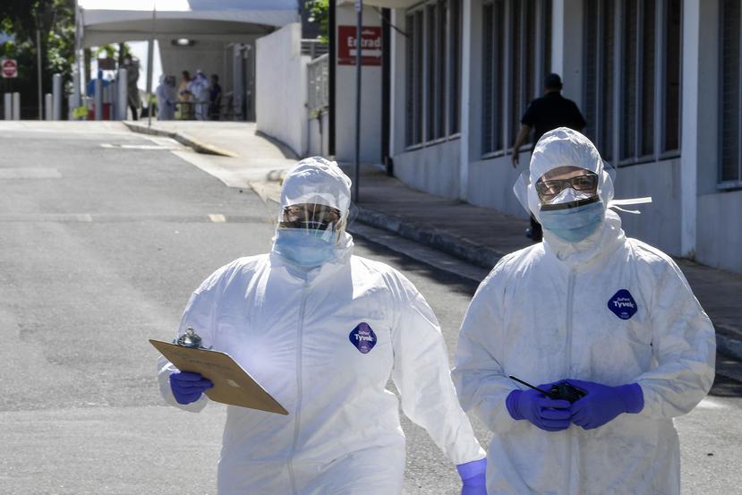 Personal médico del Municipio de San Juan durante una prueba del servicarro de exámenes de coronavirus que comenzará a operar el lunes. (GFR Media)