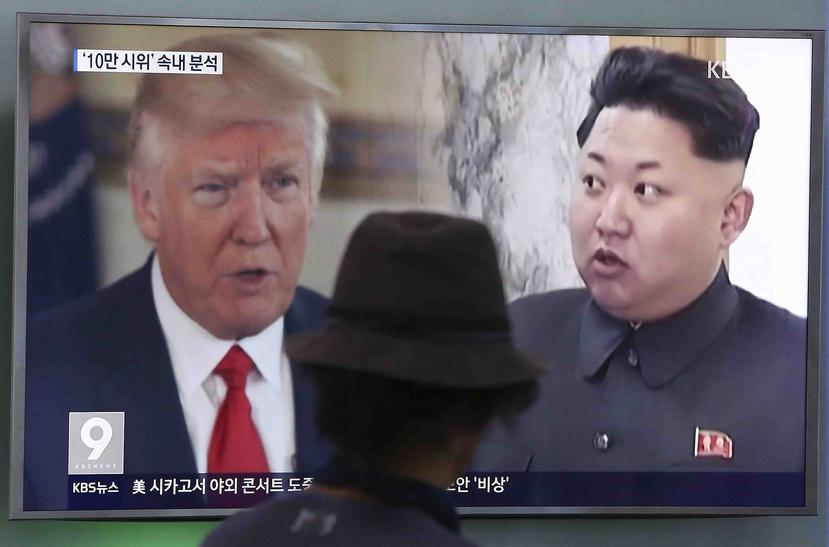 Un hombre observa una televisión en la que se muestra al presidente de Estados Unidos, Donald Trump, a la izquierda, y al líder de Corea del Norte, Kim Jong Un, durante un programa de noticias en una estación del tren de Seúl, Corea del Sur. (AP)