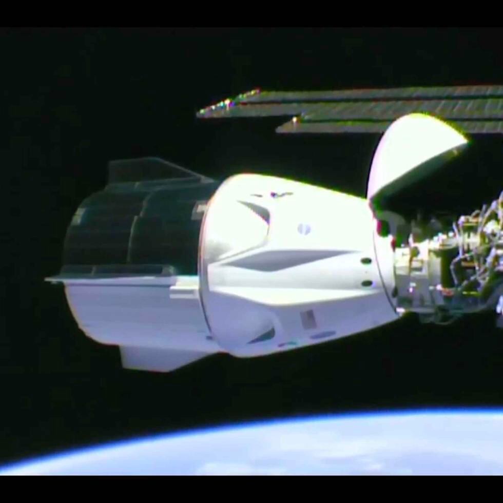 La cápsula Dragon de SpaceX se acopló con éxito a la Estación Espacial Internacional 19 horas después de haber despegado desde Florida.