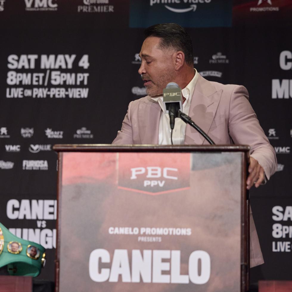 Oscar de la Hoya observa a Saúl "Canelo" Álvarez, durante la conferencia de prensa el miércoles.