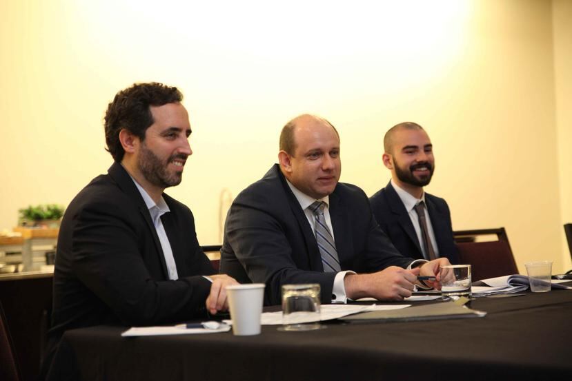 De izquierda a derecha, Pablo González de DuckerFrontier, Herbert Lewy, Gerente General de Microsoft Puerto Rico y el Caribe y Ramiro Sugranes de DuckerFrontier. (Suministrada)