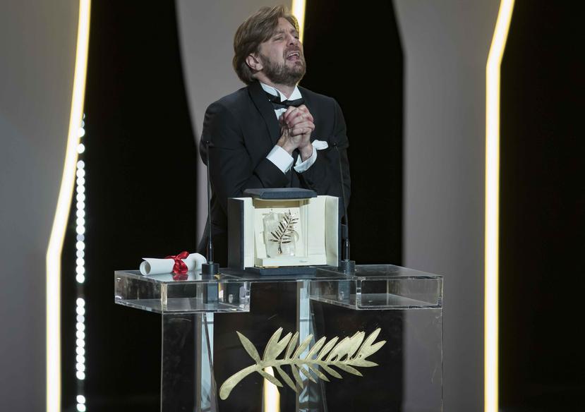 "¡Oh dios mío! OK", exclamó el realizador sueco Ruben Ostlund al recibir el galardón. (EFE)