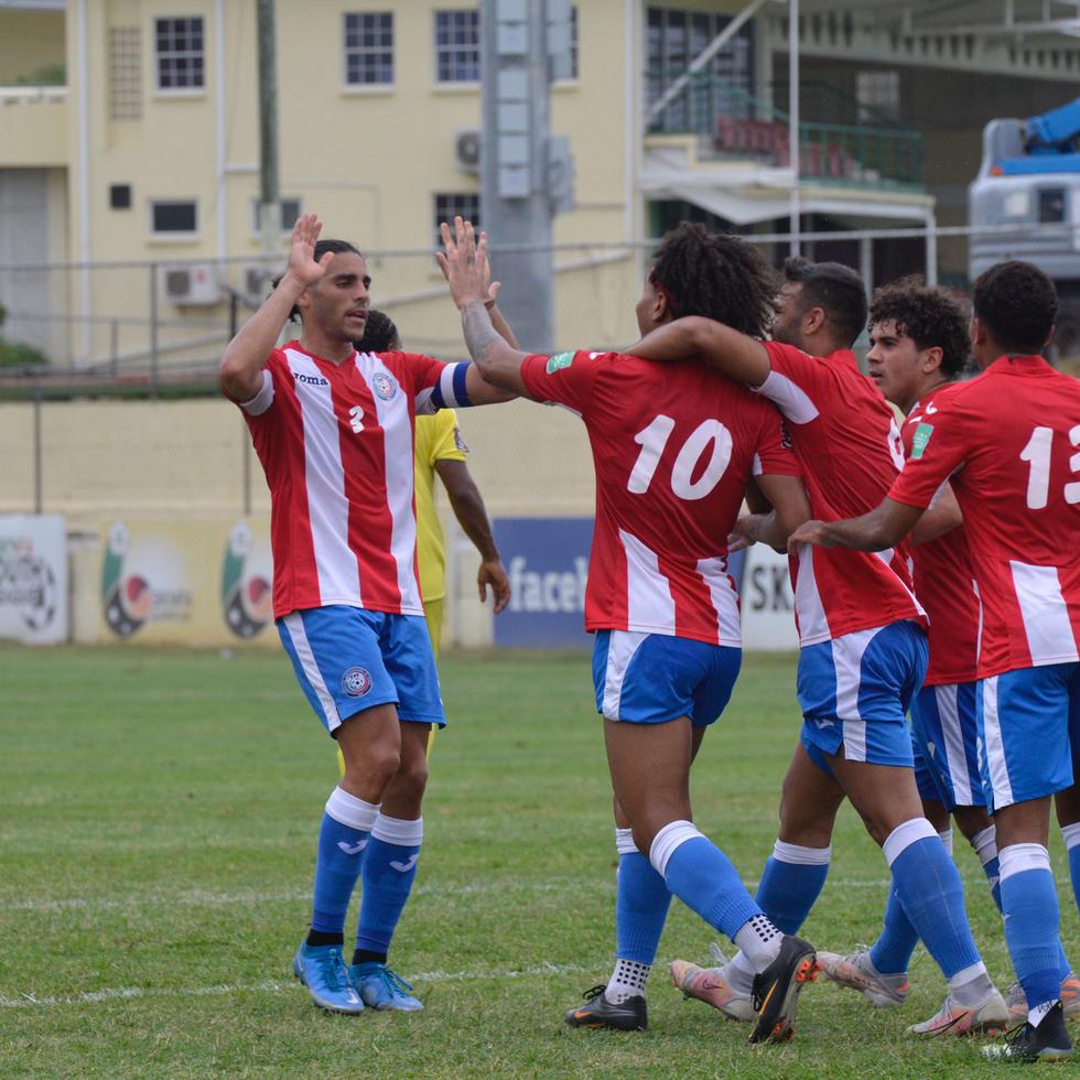 El capitán Nicolás Cardona festeja con el equipo uno de los goles del partido.