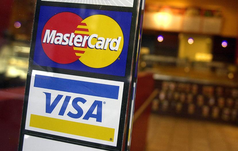 Fotografía de archivo de los logos de las tarjetas de crédito MasterCard y Visa en la entrada de una cafetería en Nueva York. (AP/Mark Lennihan, Archivo)