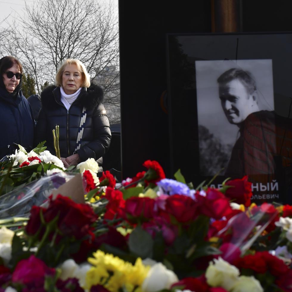 La madre del líder opositor Alexei Navalny, Lyudmila Navalnaya, y su suegra, Alla Abrosimova, visitan su tumba en el Cementerio Borisovskoye, en Moscú, Rusia, el 2 de marzo de 2024.