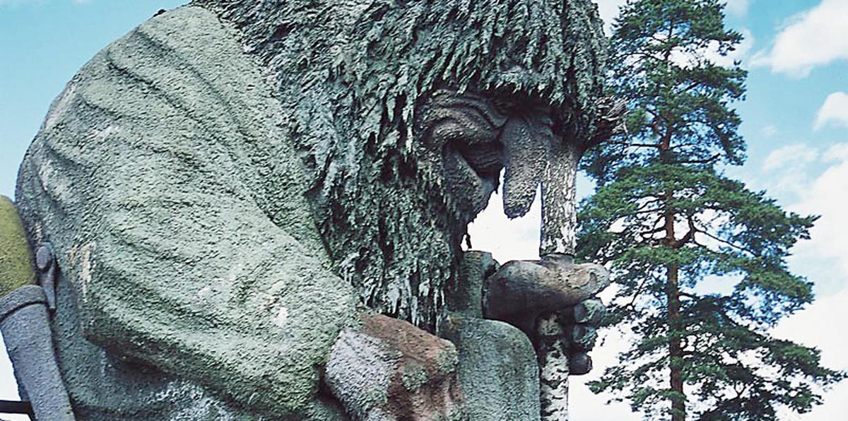 Gigantesca escultura de un "troll" en Hunderfossen.