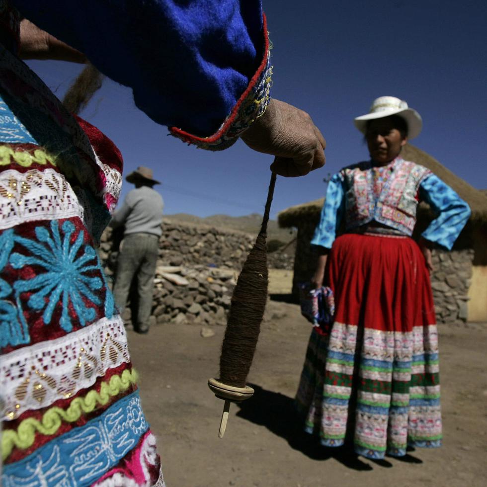 Mujeres del pueblo de Sibayo, caminan en el Cañón del Colca en el departamento de Arequipa en los Andes peruanos, es uno de los más profundos e impresionantes del mundo, acoge un proyecto piloto de turismo rural en Perú, que permite convivir con los campesinos andinos y además contribuye a paliar la extrema pobreza. Este país trabaja en promociones que privilegian la salud como un valor agregado que el turista recibe y que puede exigir.