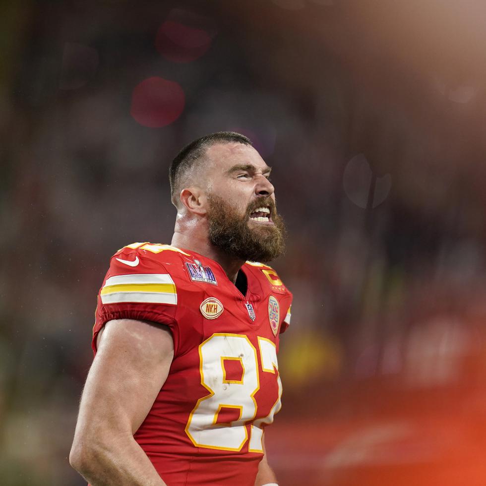 Travis Kelce (87) celebra un touchdown durante el Super Bowl.