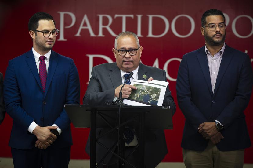 La Oficina del Panel sobre el Fiscal Especial Independiente asignó un fiscal contra José “Cheíto” Rivera Madera (centro). En la foto, le acompañan los representantes Héctor Ferrer (izquierda) y Jesús Manuel Ortiz (derecha).
