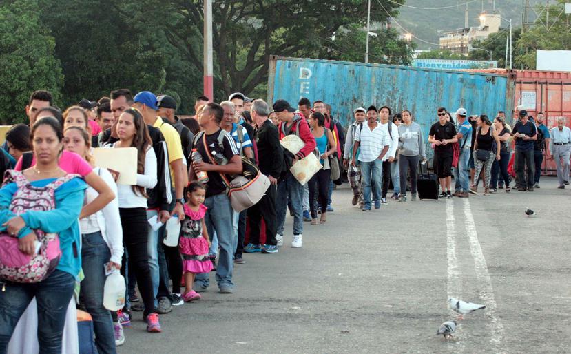 Ciudadanos venezolanos cruzan desde su país hacia Colombia este sábado, por el Puente Internacional Simón Bolívar, en Cúcuta (Colombia). (EFE)