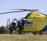 Helicóptero ambulancia que transporta a niños heridos a un hospital.
