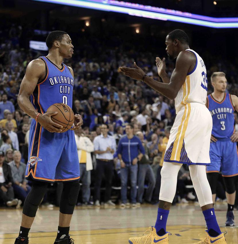Kevin Durant (d) y Russell Westbrook (i). (AP)