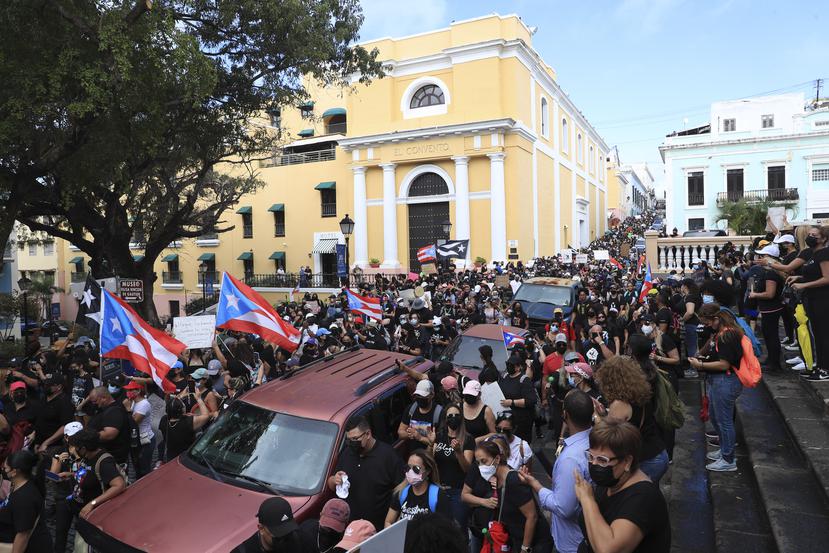 Los maestros, aquí marchando por la calle del Cristo, frente a la Catedral de San Juan, advirtieron que continuarán con las protestas hasta que se atiendan sus reclamos.