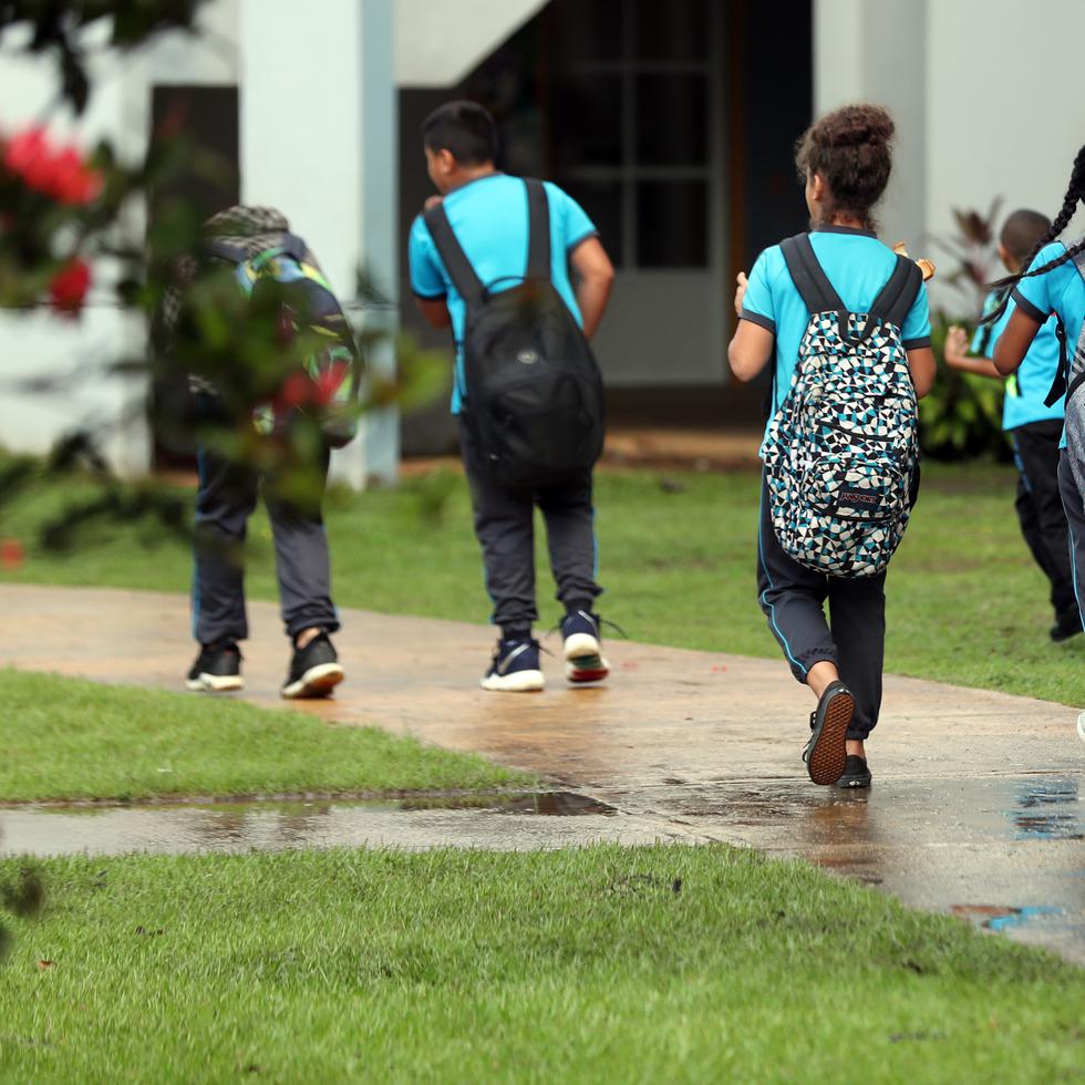 Los estudiantes regresarán a las escuelas públicas el 24 de enero, anunció el gobernador.
