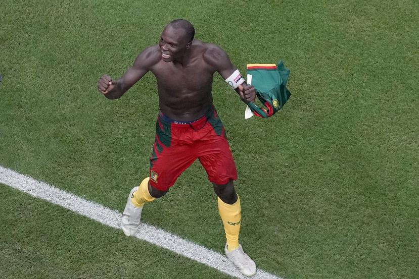 Vincent Aboubakar celebra tras anotar el gol de Camerún en la victoria 1-0 ante Brasil en el partido por el Grupo G del Mundial, el viernes 2 de diciembre de 2022, en Lusail, Qatar.