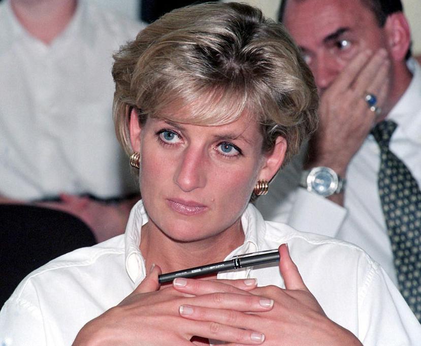 -Diana de Gales- Lady Di (31 de agosto de 1997)
Falleció como consecuencia de una persecución, el conductor perdió el control del auto en que viajaba en el interior del Túnel l’Alma en la ciudad de París, Francia. (Archivo)
