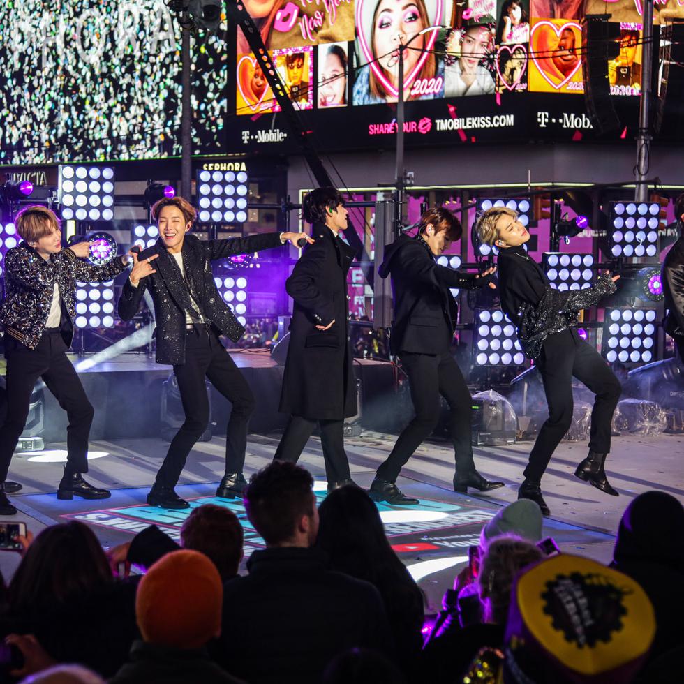 De izquierda a derecha: RM, Suga, J-Hope, V, Jung Kook, Jimin y Jin, de BTS.