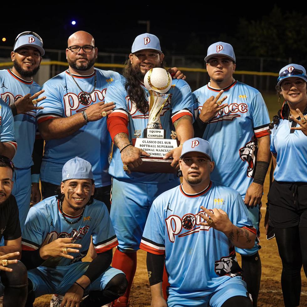 Los Leones de Ponce posan con el trofeo de campeones.