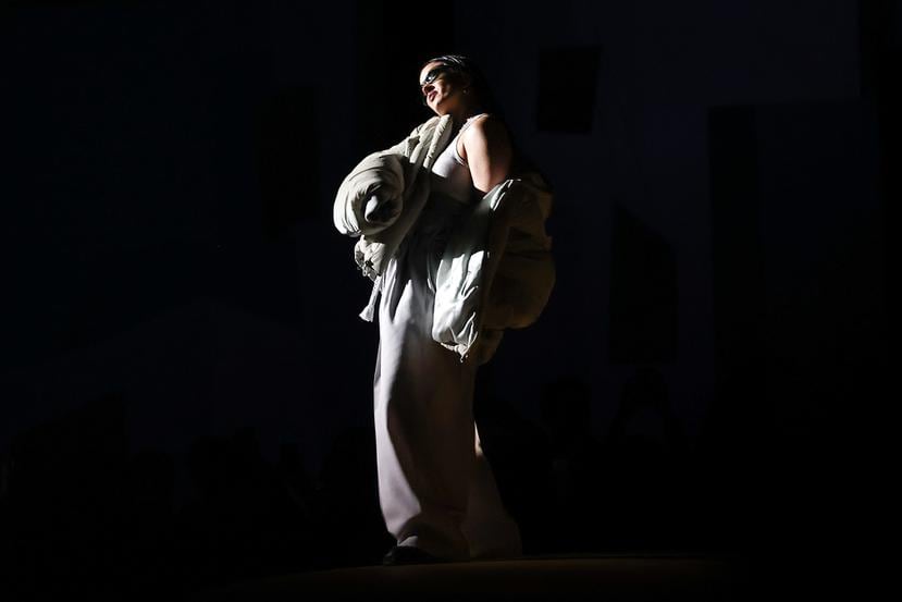 La cantante española Rosalía actuó durante la presentación de la Colección Otoño/Invierno 2023/2024 de Louis Vuitton en la Semana de la Moda de París.
