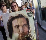 Una fan aguanta un poster de Camilo Sesto luego de la muerte del cantante español el pasado mes de septiembre. (AP)
