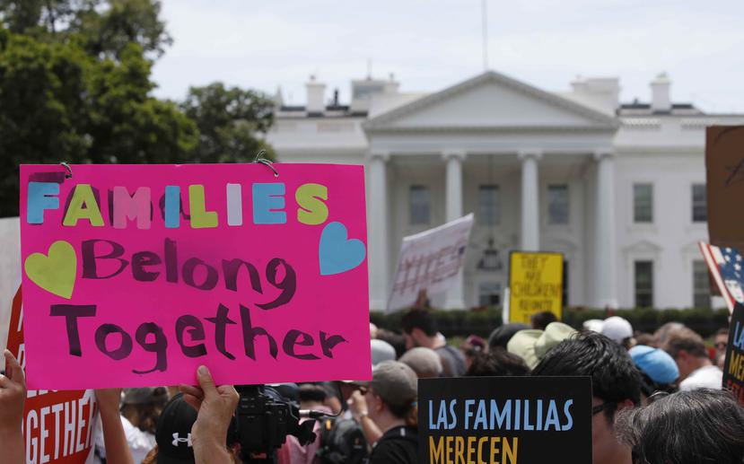 Una protesta frente a la Casa Blanca en contra de las separaciones de familias. (AP)