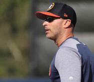 Josue Espada lleva cuatro años como coach de banca de los Astros. (AP)