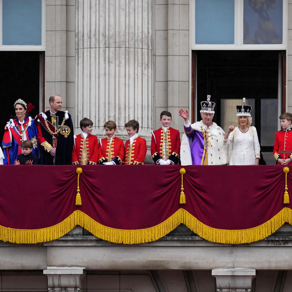Los reyes realizaron su tradicional saludo desde el balcón del palacio de Buckingham, ante la multitud allí congregada, mientras aviones de la Real Fuerza Aérea (RAF) harán un vuelo rasante sobre el edificio.