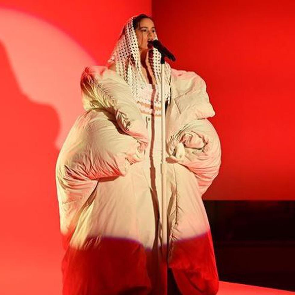 La cantante Rosalía durante una de sus presentaciones en el programa Saturday Night Live, en un atuendo del diseñador Marc Jacobs.